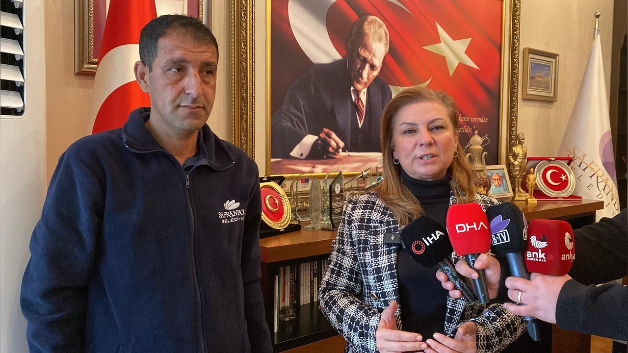 Karabük'te Temizlik İşçisi, Atatürk Anıtı'na Özen Gösterdi