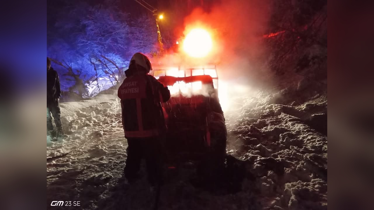 Artvin'de Seyir Halindeki Kamyonette Yangın Çıktı