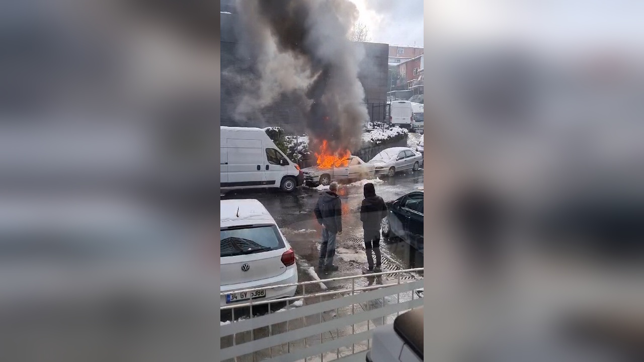 Şişli'de Park Halindeki Araçta Yangın Çıktı