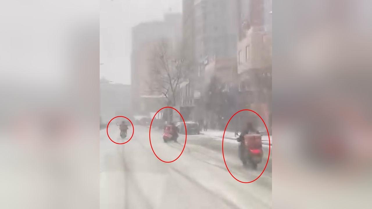 Bursa'da Motokuryeler Karlı Yolda Zor Anlar Yaşadı