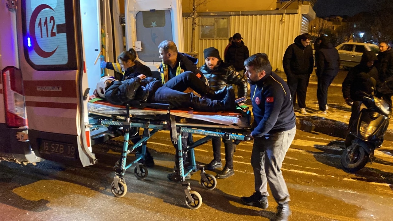 Bursa'da Motosiklet ve İki Otomobilin Çarpışması Sonucu İki Kişi Yaralandı
