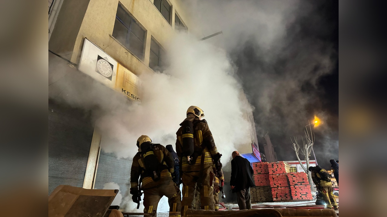 Ankara'daki Mobilya Atölyesinde Yangın Paniği