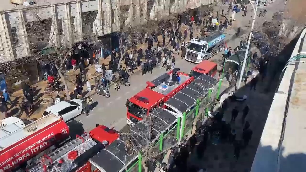 Şanlıurfa'daki İş Merkezinde Yangın: 5 Kişi Dumandan Etkilendi
