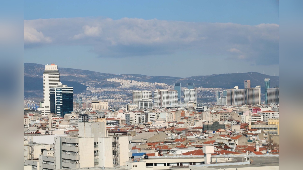 İzmir'de Hava Kirliliği Alarm Veriyor: 6 İlçede Ulusal Değerler Aşıldı