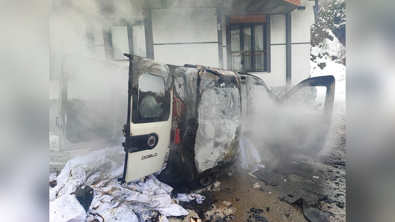 Park Halinde Alev Alan Araç İtfaiye Ekiplerini Harekete Geçirdi