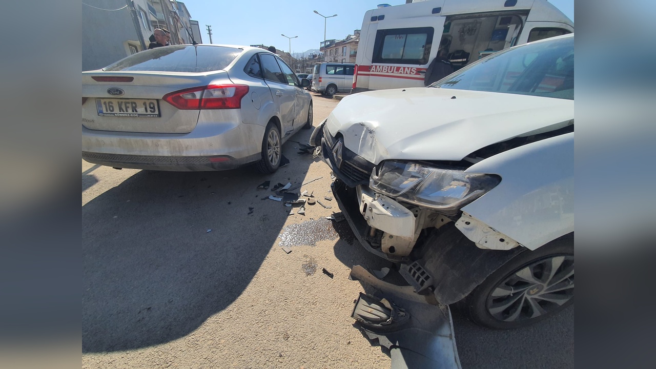Bursa'da Trafik Kazası: İki Araç Çarpıştı, İki Kişi Yaralandı