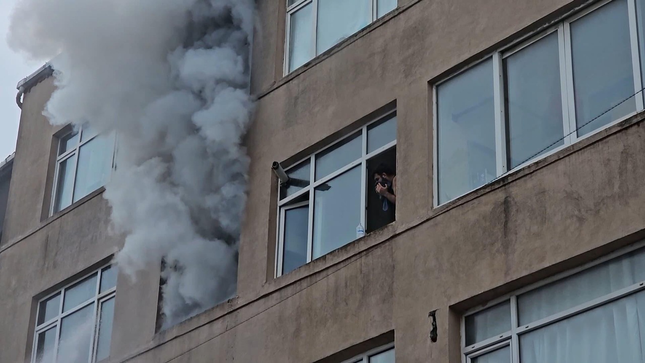Fatih'te 6 Katlı Binada Yangın Çıktı, Pencereden Yardım İstendi