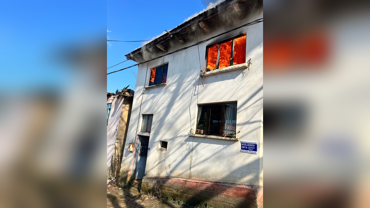 Yangın, İki Katlı Evi Kullanılamaz Hale Getirdi