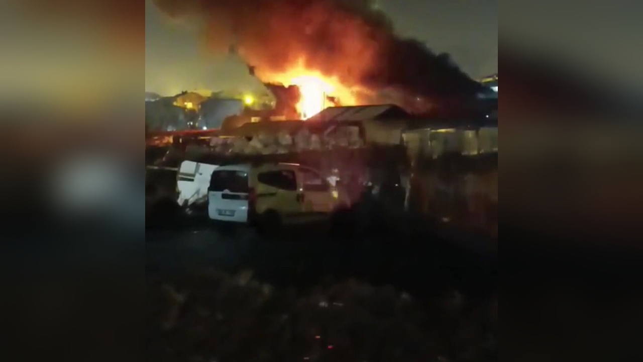Arnavutköy'deki Fabrika Deposunda Yangın Çıktı