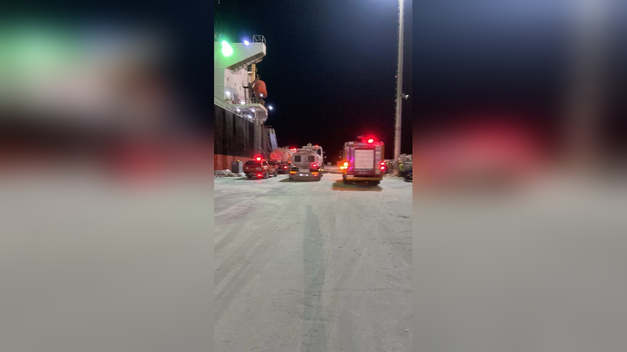 Adana Limanı'nda Plastik Yük Taşıyan Gemide Yangın Çıktı