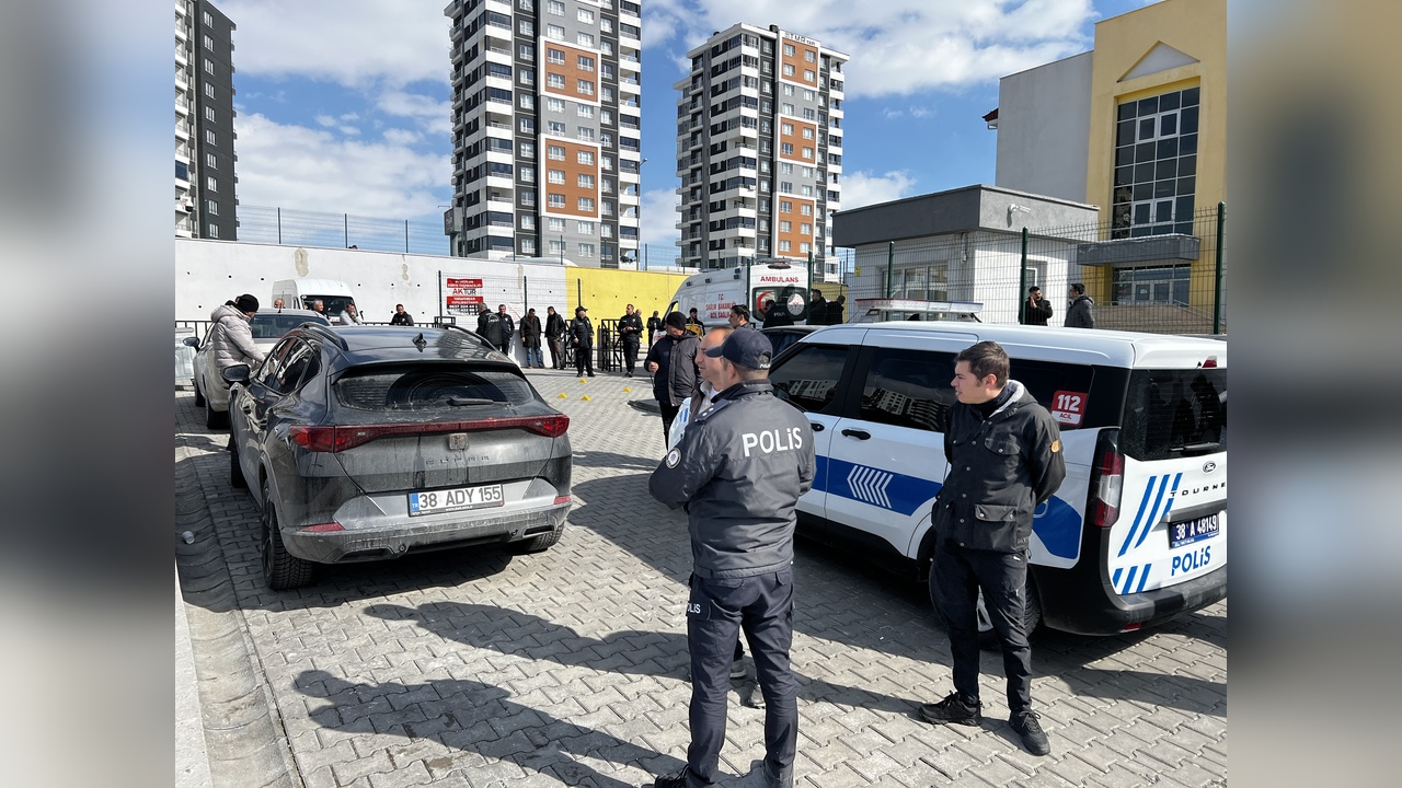 Eski Eşini Okul Önünde Vuran Kişi İntihar Etti
