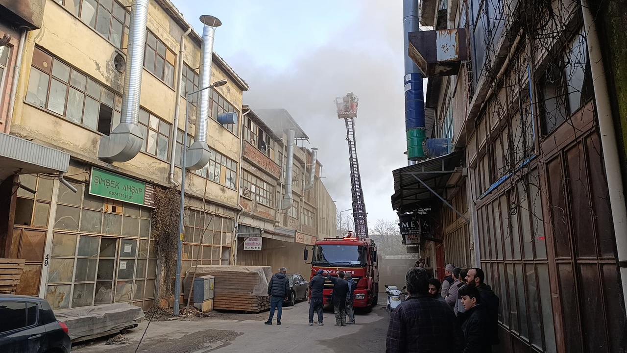 Mobilya İmalathanesinde Yangın: 1 Saatte Kontrol Altına Alındı