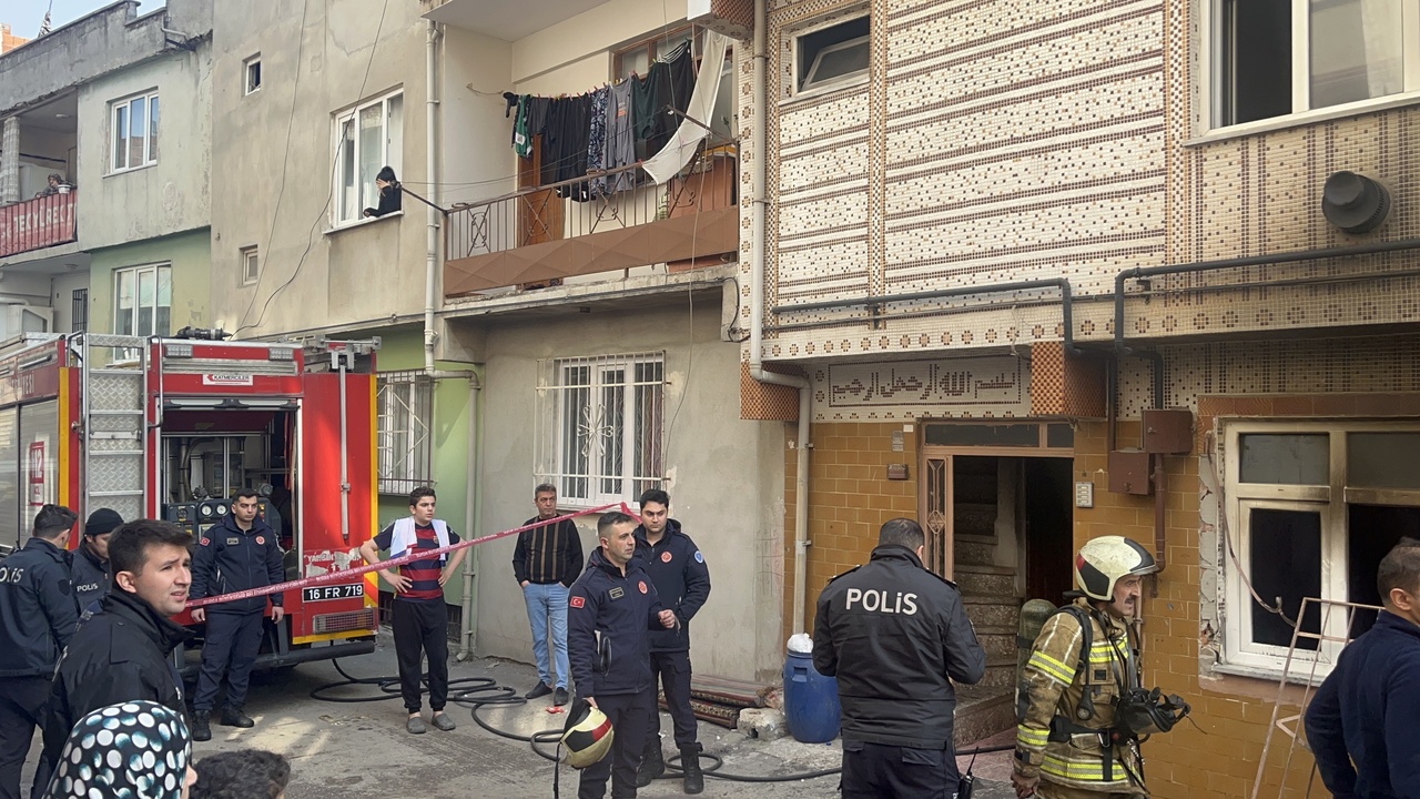 Bursa'da Aileyi Vuran Yangında 4 Kişi Dumandan Etkilendi