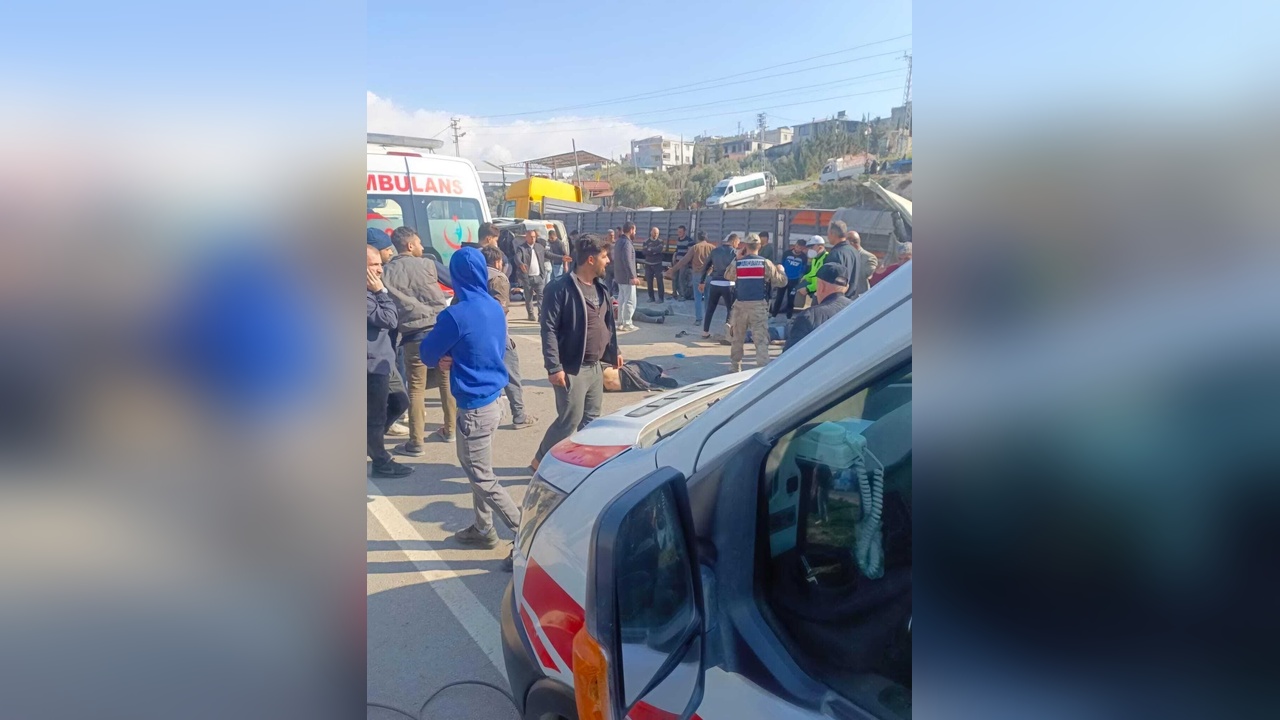 Hatay'da Minibüs ve TIR Çarpışması: 6 Kişi Hayatını Kaybetti