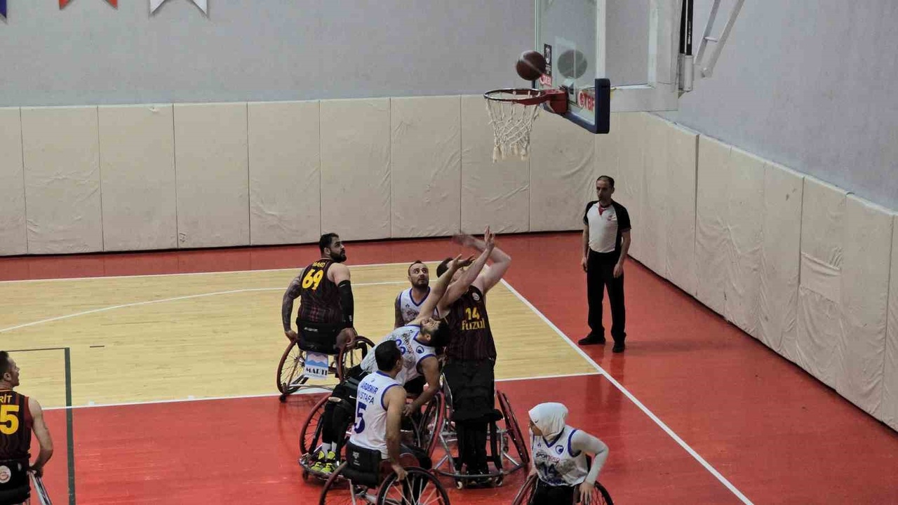 Galatasaray, Tekerlekli Sandalye Basketbol Süper Liginde Karabük Demir Kartal'ı Geçti
