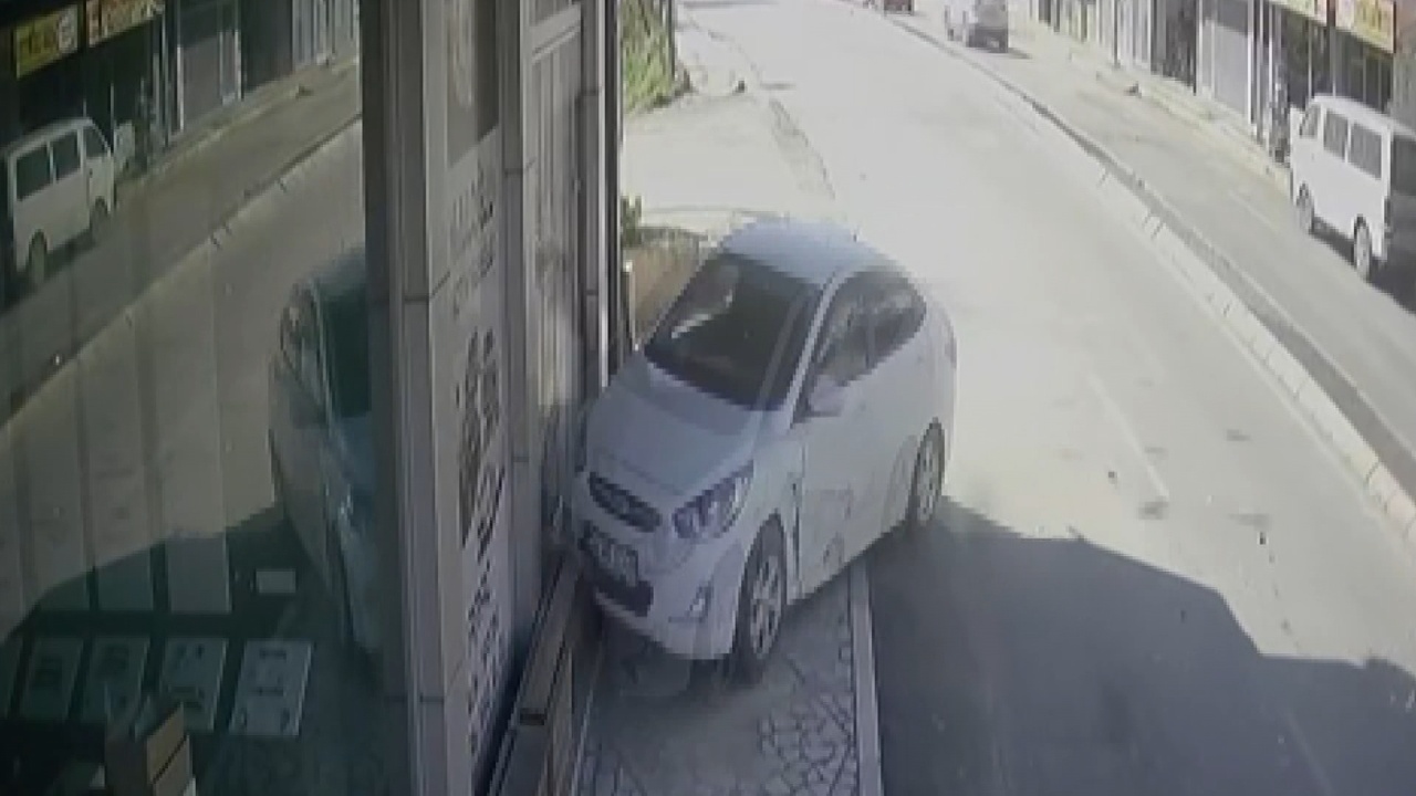 Sancaktepe'de Otomobil İş Yerine Girdi: Kazada Yaralılar Var