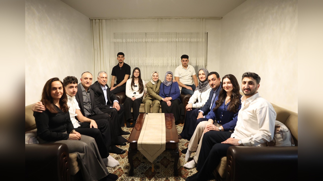 Bakan Göktaş, ABD'deki Türk Ailesini Ziyaret Etti