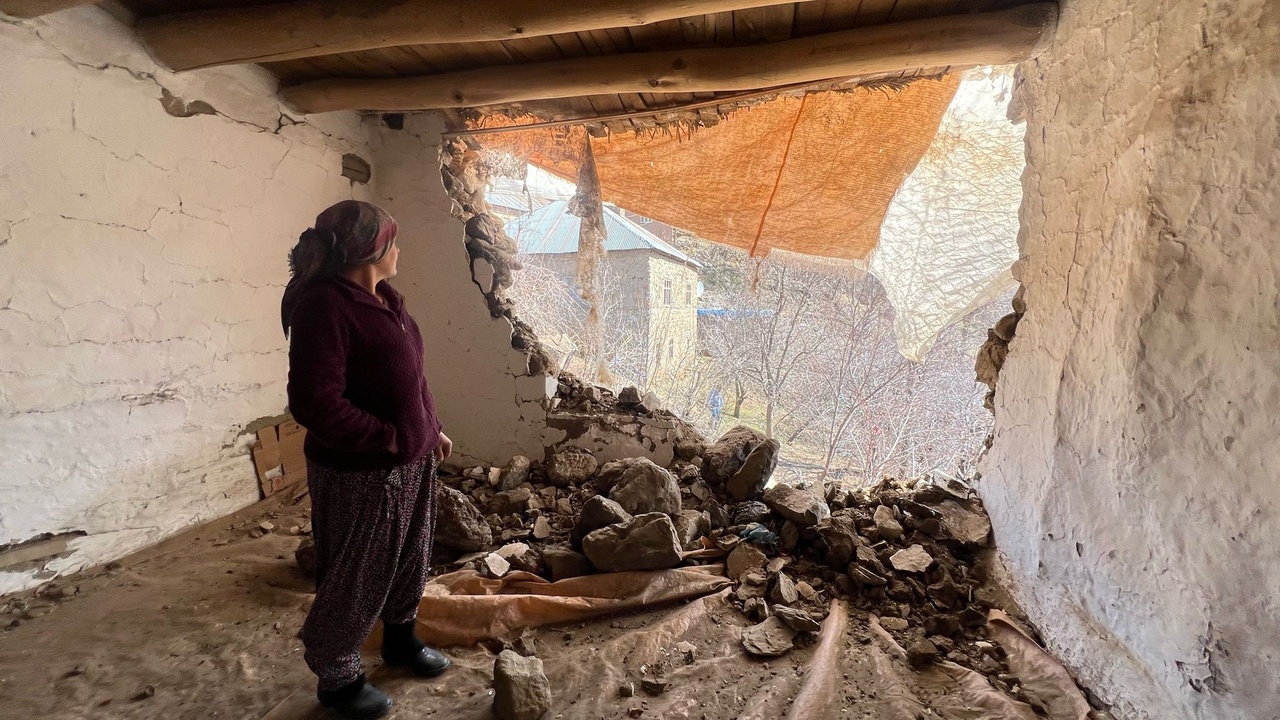 Irak Sınırındaki Köyde Deprem Sonrası Hasar Tespit Edildi