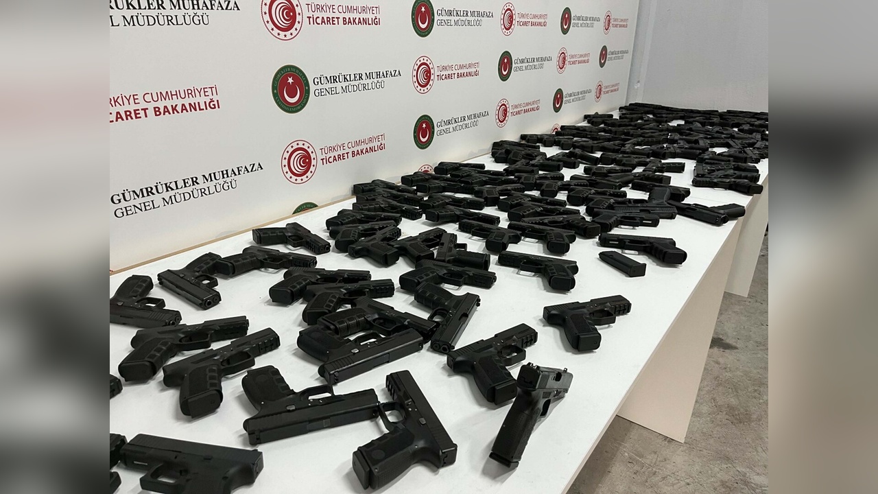 Çeşme Limanı'nda 138 Tabanca Ele Geçirildi