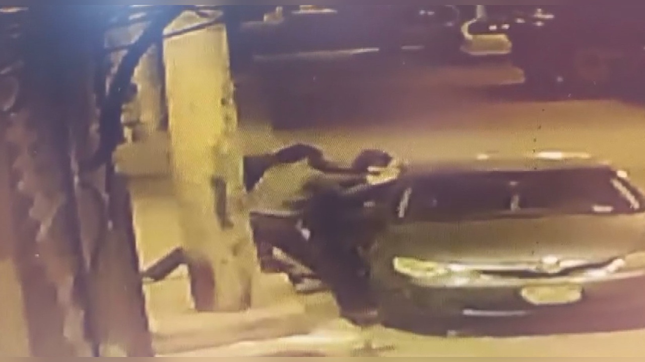 Otomobilin Camını Kıran Şahıslar Güvenlik Kamerasında