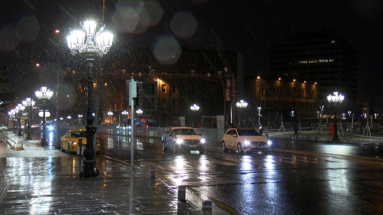Ankara'da Yoğun Kar Yağışı Etkili Oluyor