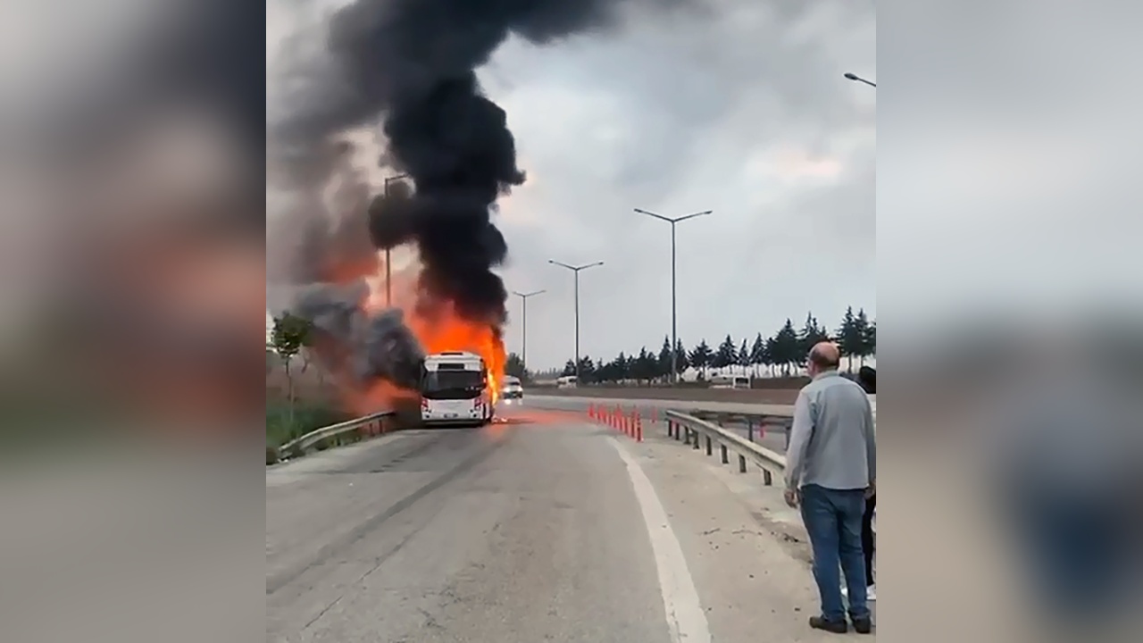 Belediye Otobüsü Seyir Halindeyken Alev Aldı
