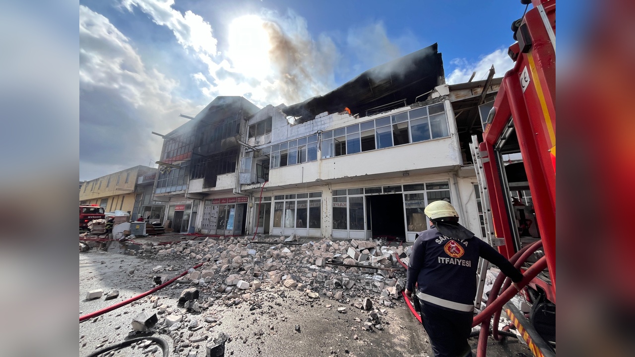 Sakarya'daki Mobilya İmalathanesinde Yangın Çıktı