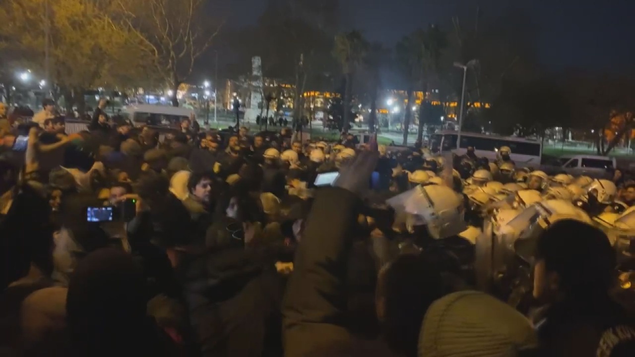 Saraçhane'de Taşkınlık Çıkaran Kalabalığa Polis Müdahale Etti