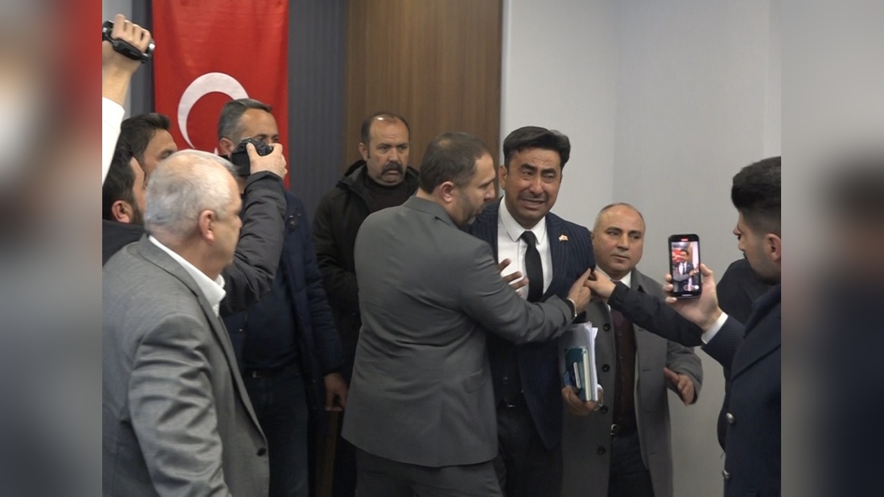 Eski Başkan Adaylık Hakkını Kaybetti, Duygusal Anlar Yaşadı