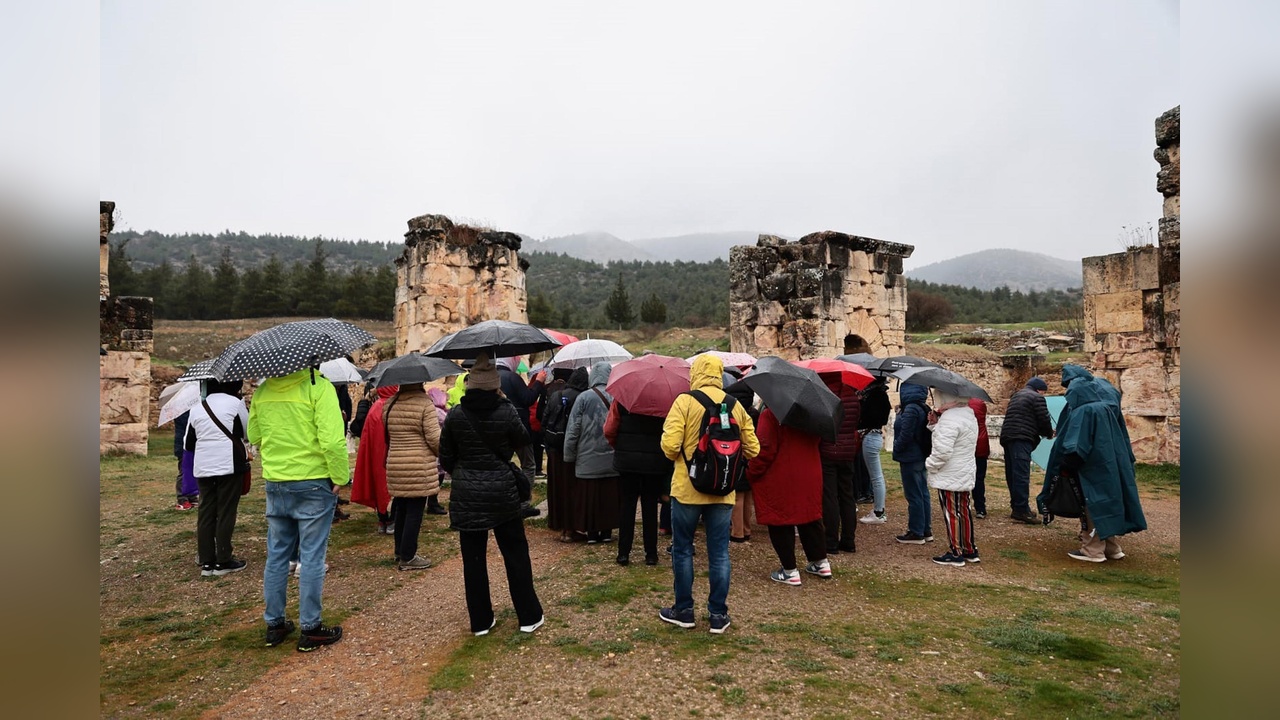 İtalyan Turistler Aziz Philip'in Mezarı ve Martyrion Kilisesi'ni Ziyaret Etti