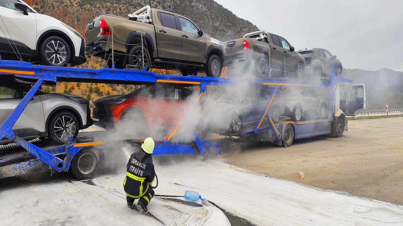 Çorum'da Lüks Araç Yüklü TIR Alev Alev Yandı