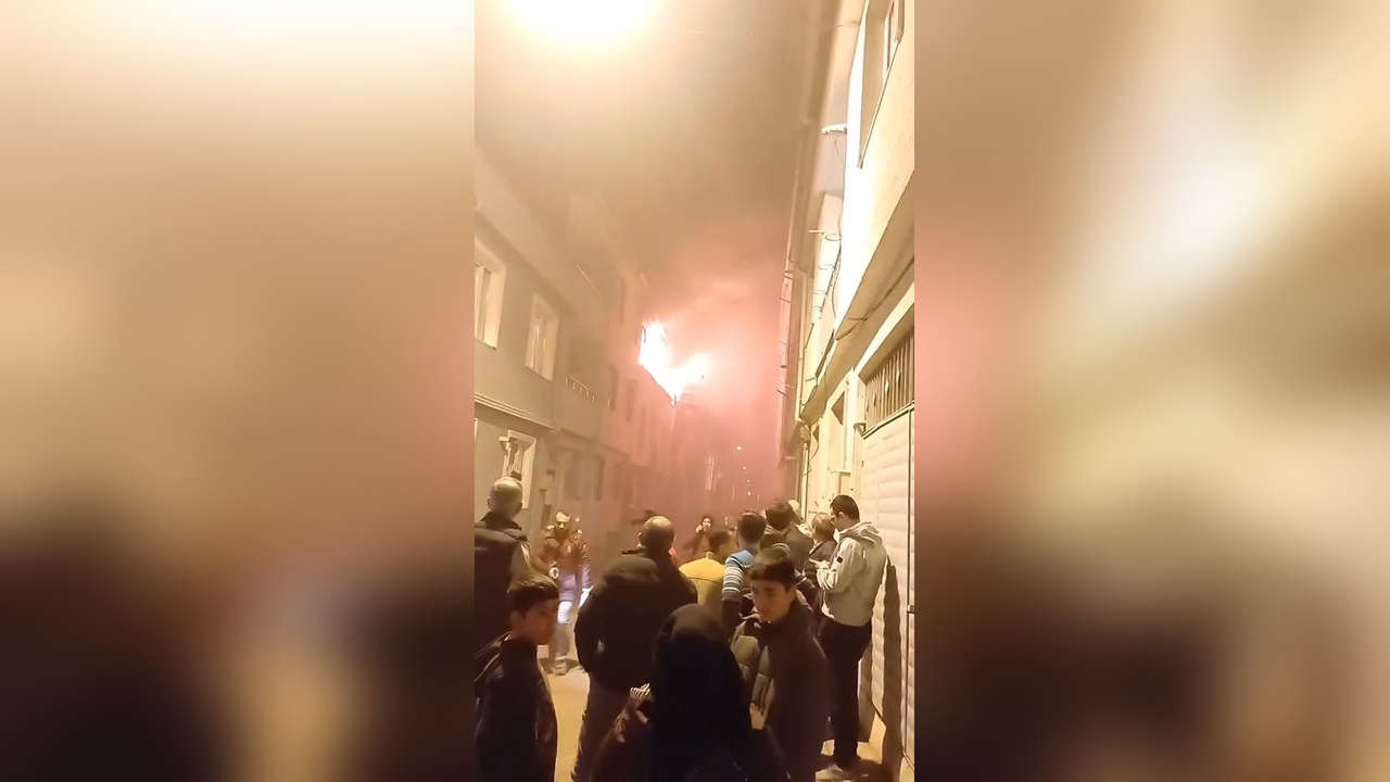 Çatı Katındaki Yangın Enerji Hattına Sıçradı, Bir Kişi Dumandan Etkilendi