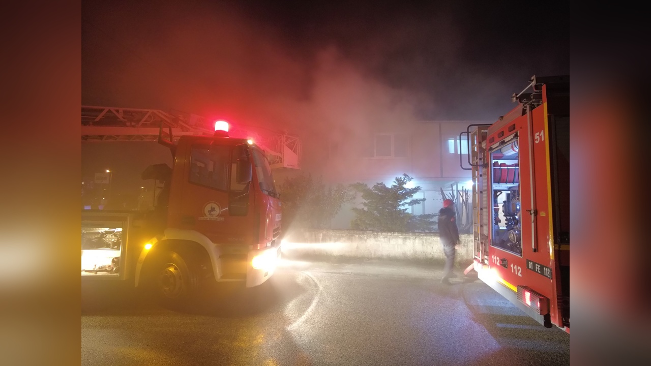 Düzce'de Yangın: İki Katlı Ev Kullanılamaz Hale Geldi