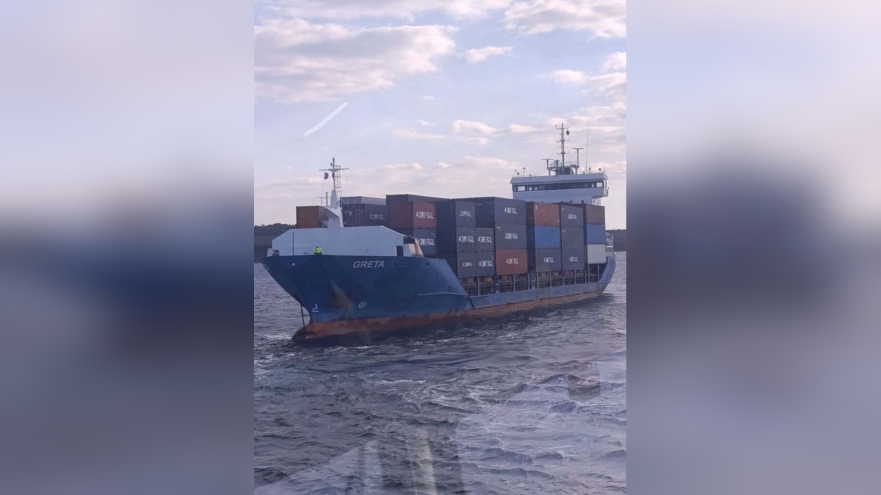 Çanakkale Boğazı'nda Arızalı Gemi Römorkörle Demirletildi