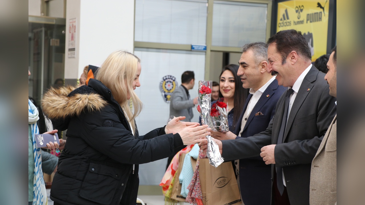İranlı Turistlere Gümrükte Çiçekli Karşılama Töreni Düzenlendi
