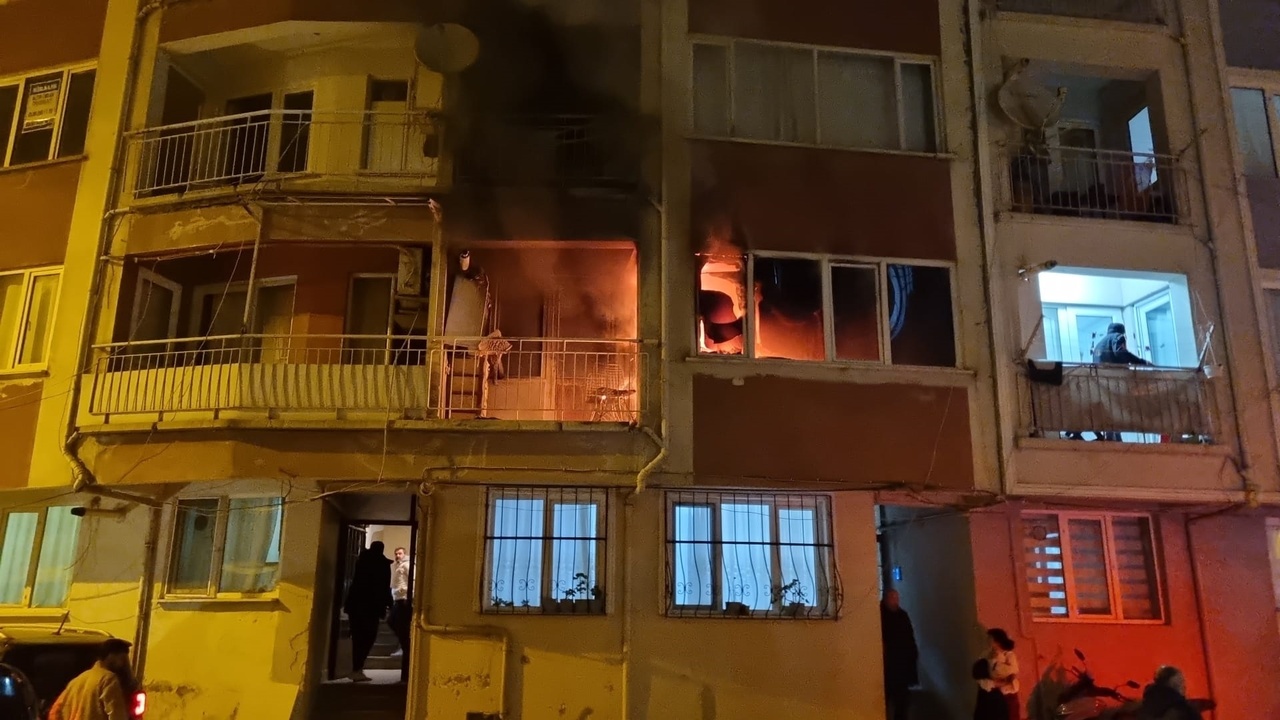 Bursa'da Yangın Olayı: 5 Kişi Dumandan Etkilendi