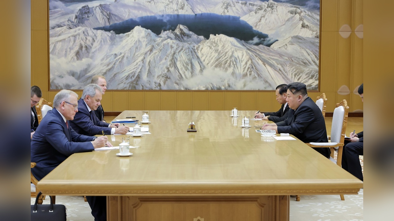 Kim Jong-un, Şoygu'yu Pyongyang'da Karşıladı