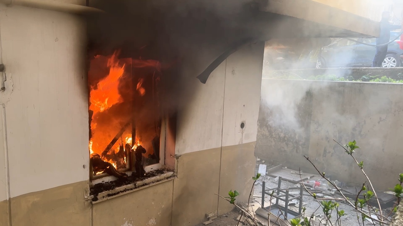Avcılar'daki Boşaltılan Binada Yangın Çıktı
