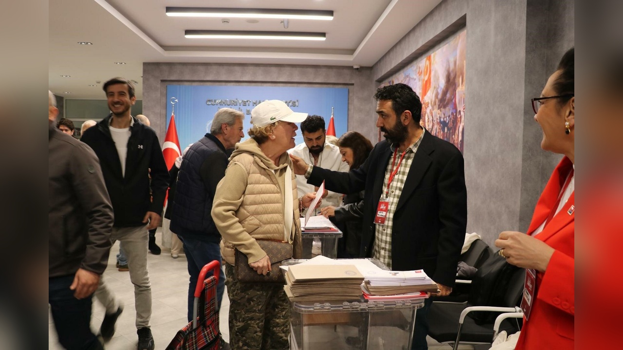 CHP İzmir'de Cumhurbaşkanı Adayı İçin Oy Kullanıyor