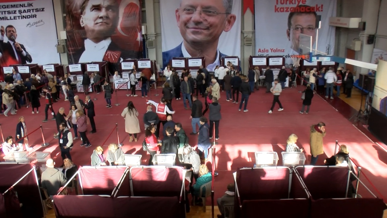 CHP'li Seçmenler İstanbul'da Cumhurbaşkanı Ön Seçimi İçin Sandık Başına Gitti