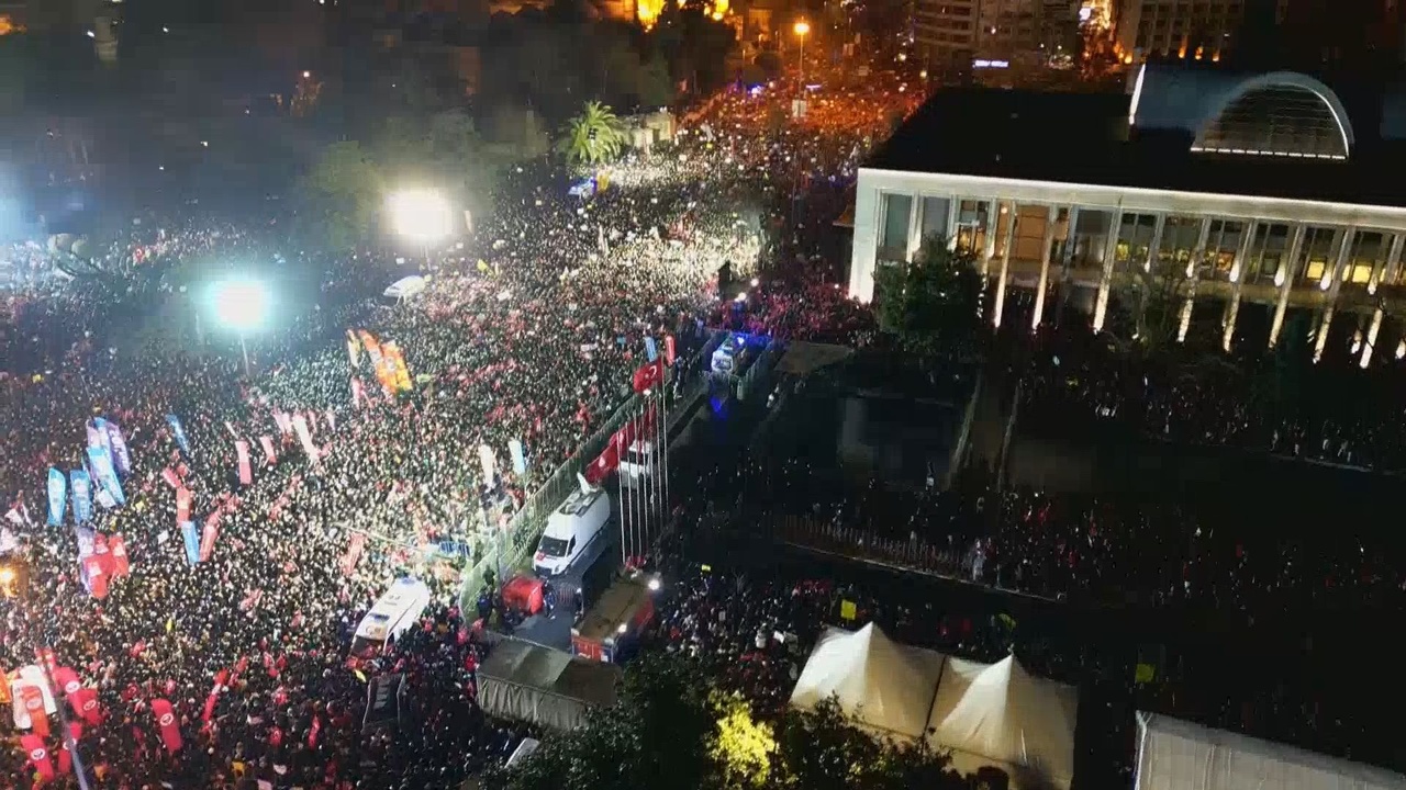 Özgür Özel, Saraçhane'de Vatandaşlarla Buluştu