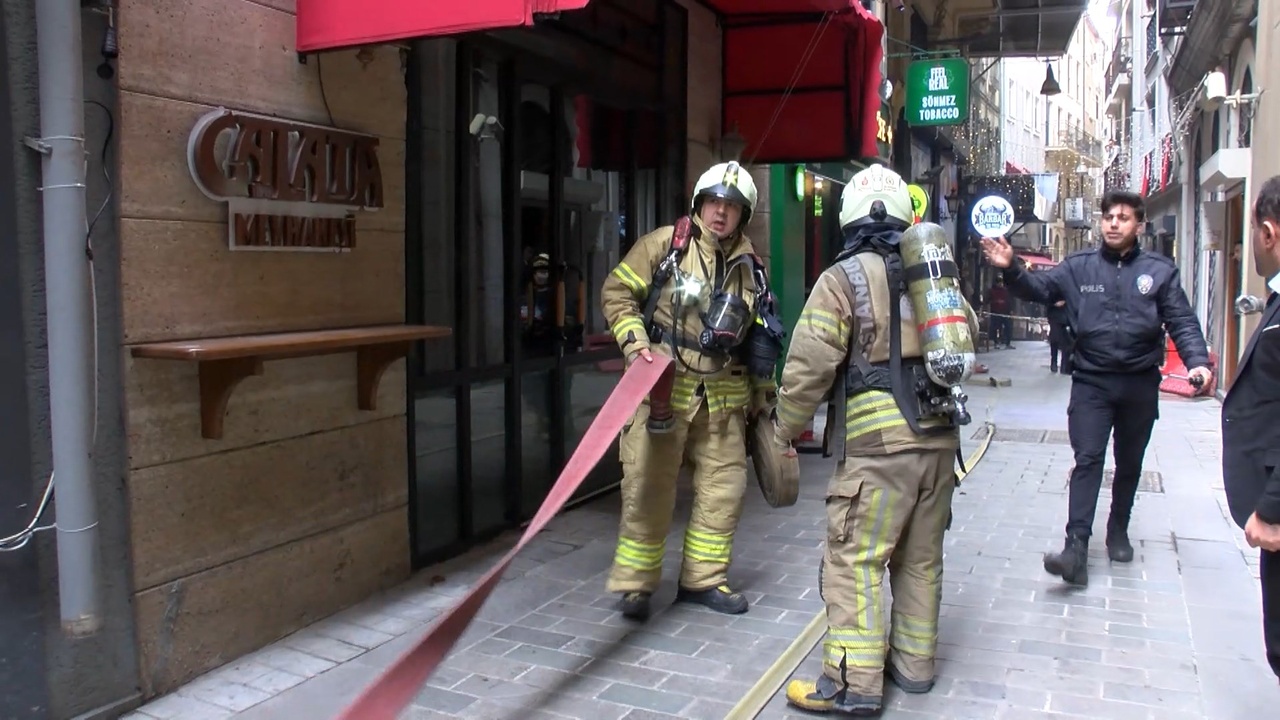 İstiklal Caddesi'ndeki Tarihi Suriye Pasajı'nda Yangın Çıktı