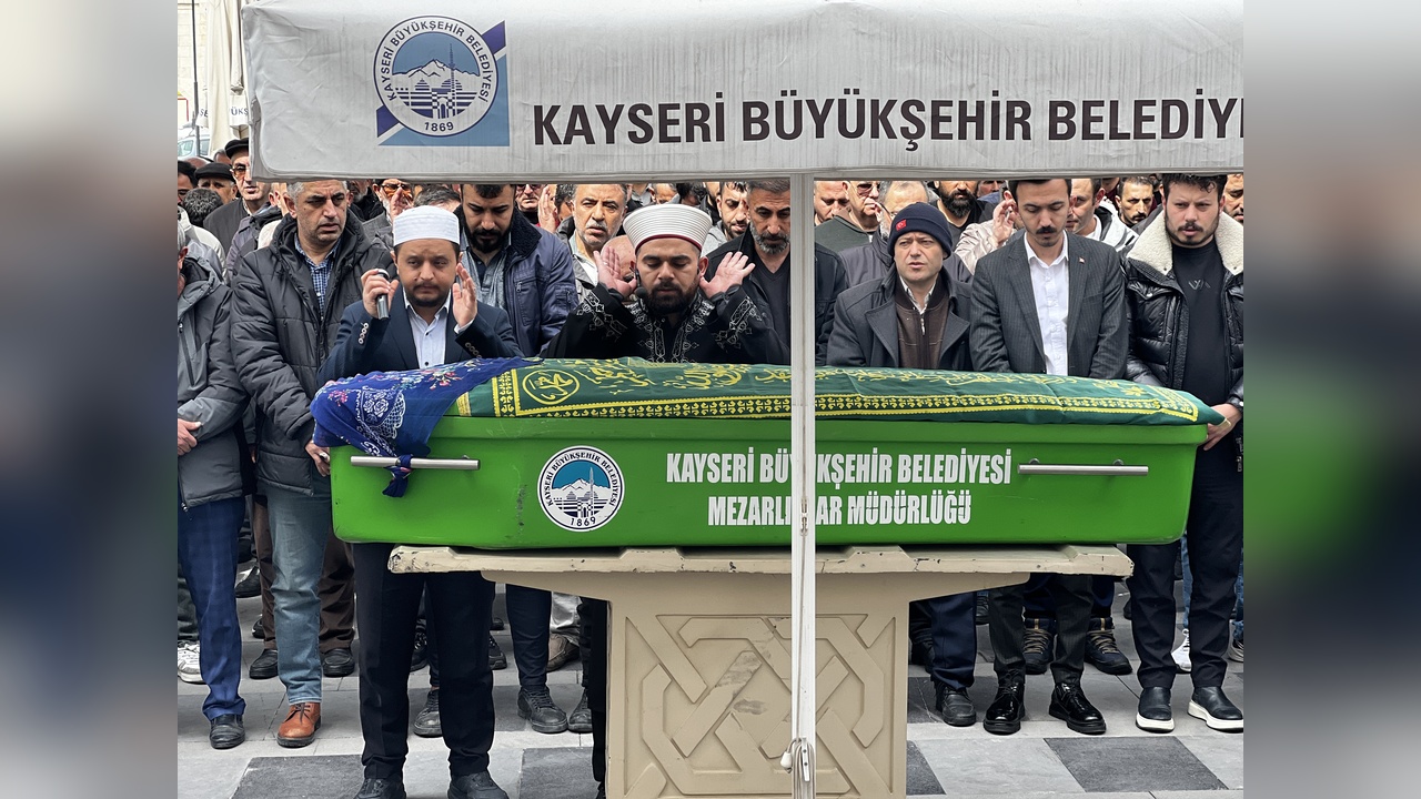 Bıçaklanarak Öldürülen Kadın Toprağa Verildi