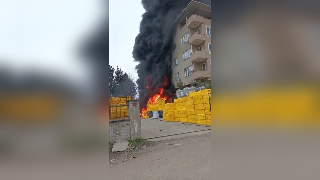Pendik'te Depo Yangını Paniğe Neden Oldu