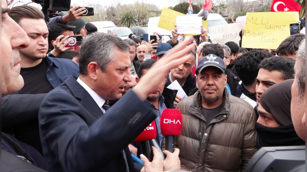 Özgür Özel, İBB Binası Önünde Bekleyenlerle Buluştu