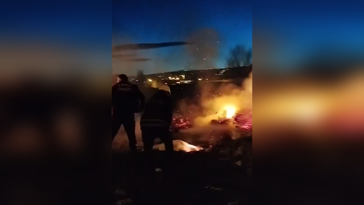 Kars'ta Geri Dönüşüm Malzemesi Taşıyan Kamyonet Alev Aldı