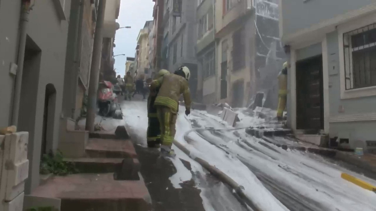 Beyoğlu'nda 3 Katlı Binada Yangın Çıktı