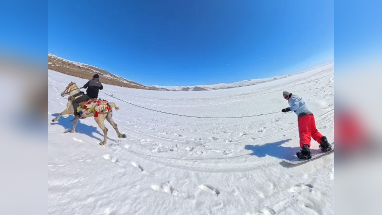 Çıldır Gölü'nde Kış Sporları Coşkusu: Snowboard Keyfi