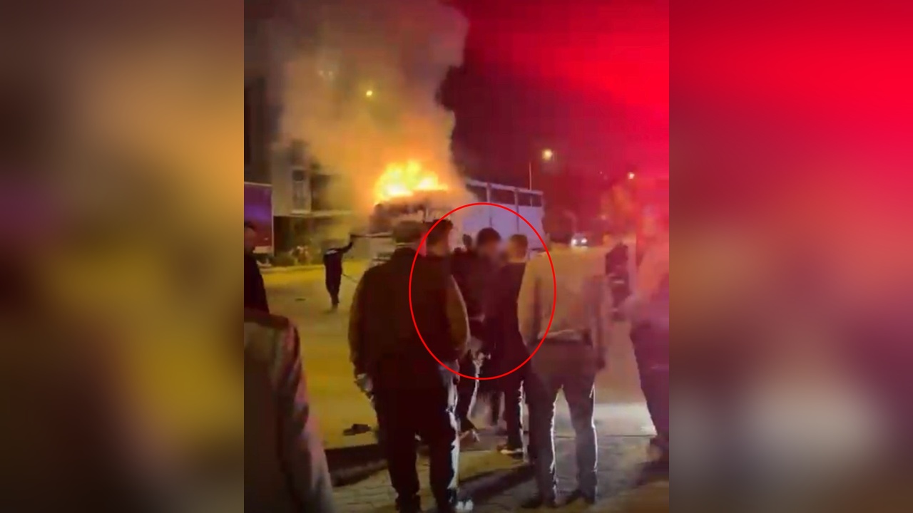 Tartışma Sonrası Kamyonunu Ateşe Veren Genç, İtfaiyecilere Engel Olmaya Çalıştı