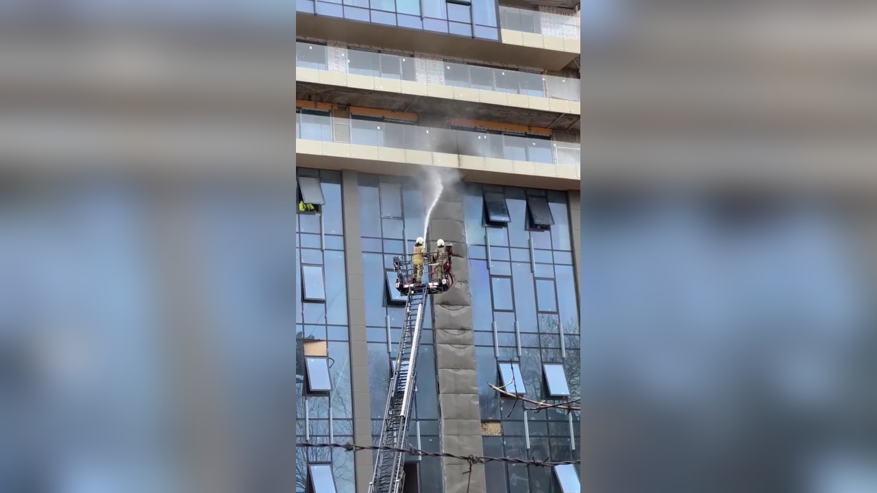 Sarıyer'deki 25 Katlı Otel İnşaatında Yangın Kontrol Altına Alındı